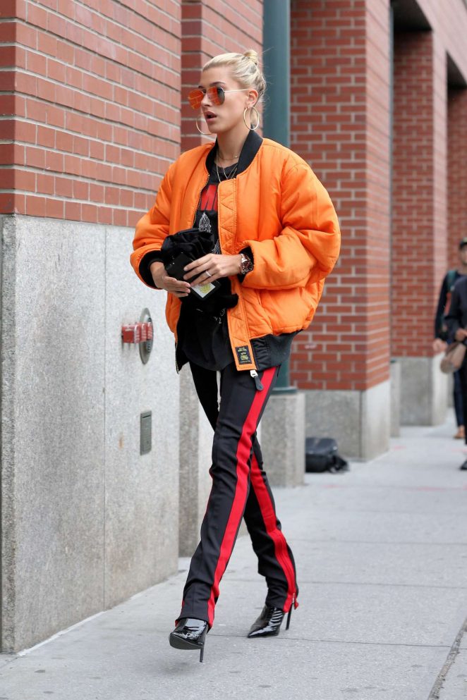 Hailey Baldwin - Arriving at Kendall's apartment in New York City